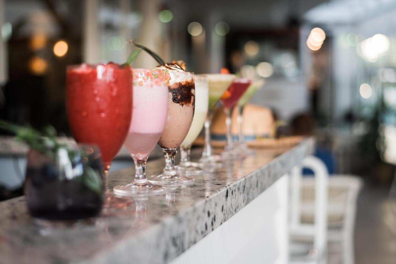 Rumba Beach Resort Калундра Екстериор снимка Cocktails at a bar