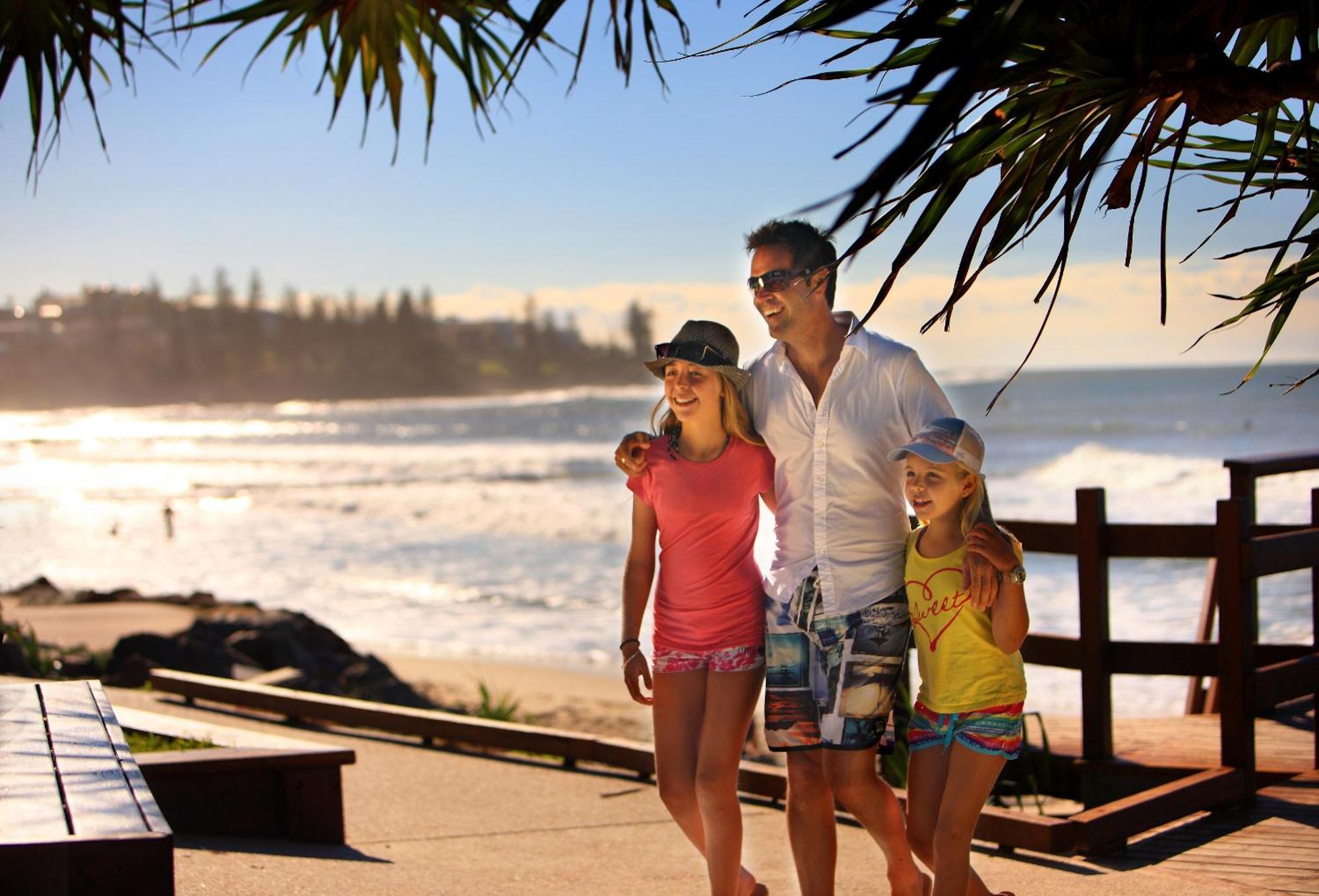 Rumba Beach Resort Калундра Екстериор снимка A family at the beach