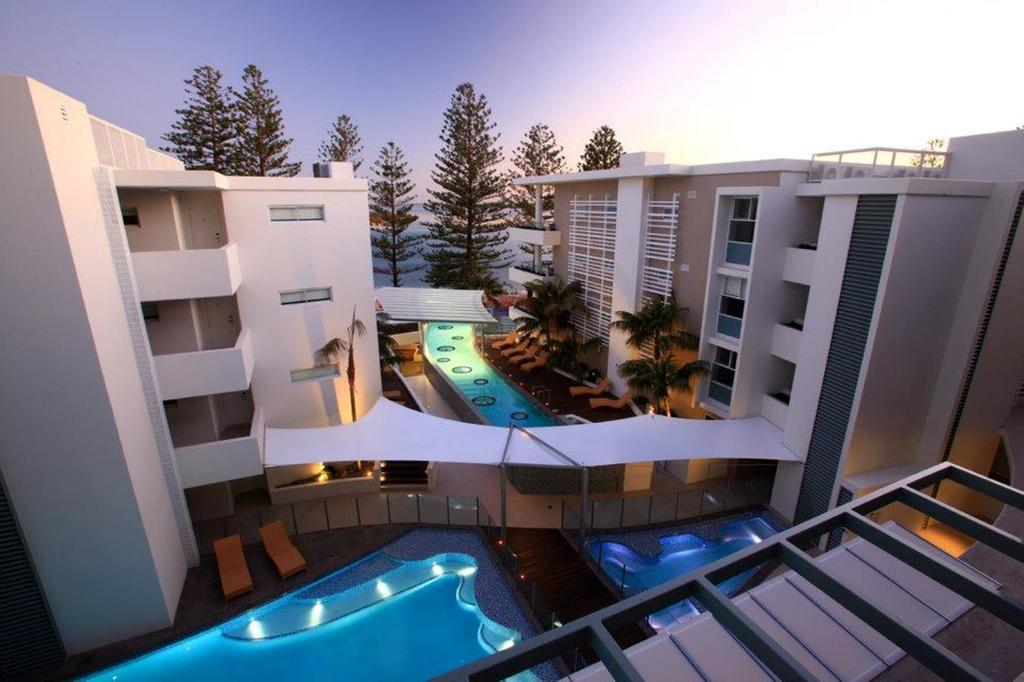 Rumba Beach Resort Калундра Екстериор снимка The pool at the Mantra Crown Towers