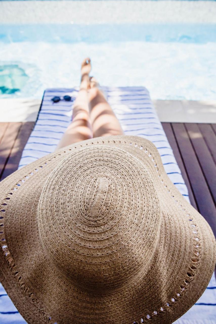 Rumba Beach Resort Калундра Екстериор снимка Sunbathing