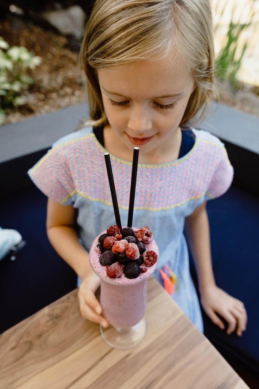 Rumba Beach Resort Калундра Екстериор снимка A girl with a smoothie
