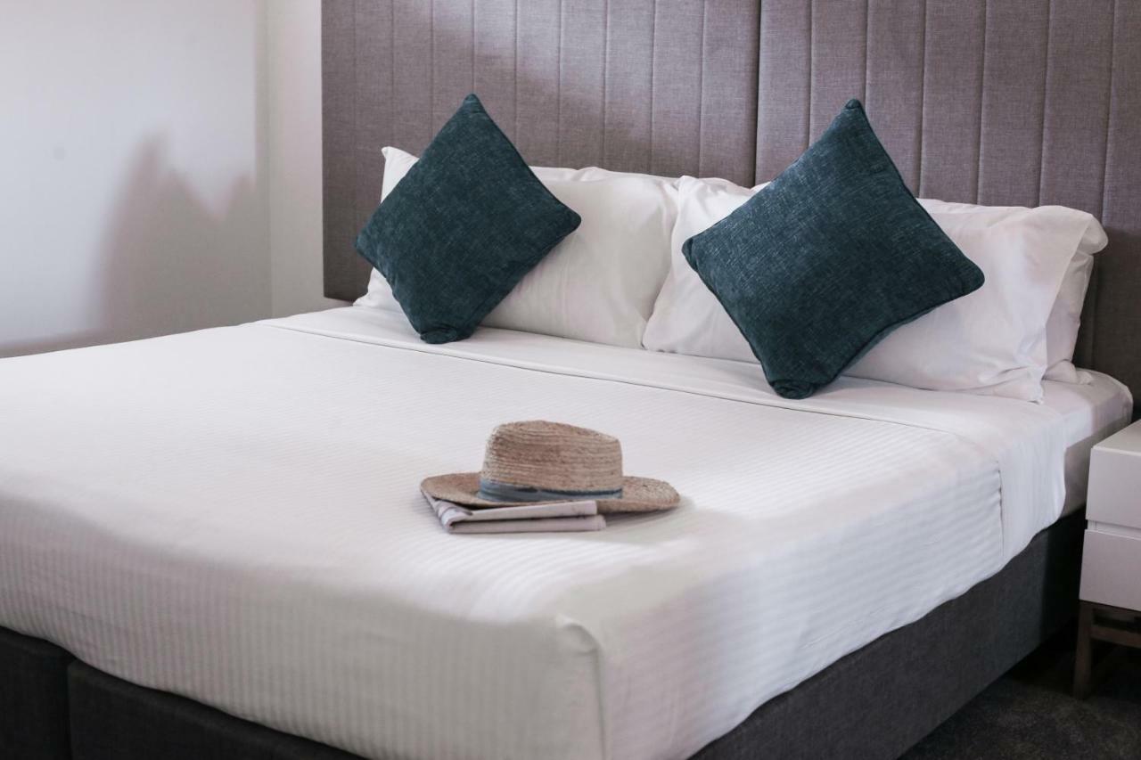 Rumba Beach Resort Калундра Екстериор снимка A bed with a pillow